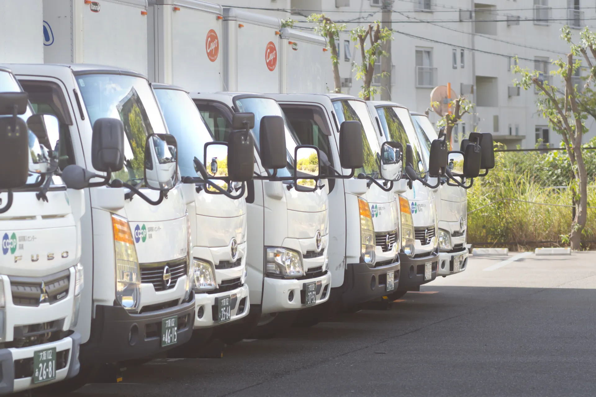 ずらりと並んだ配送車両｜大阪の運送会社の採用サイト用に出張撮影